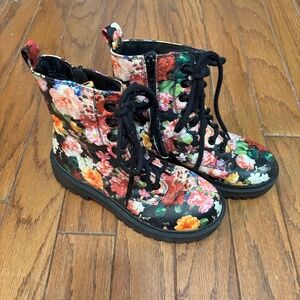Women’s size 5 Soda black floral lace up boots zipper side